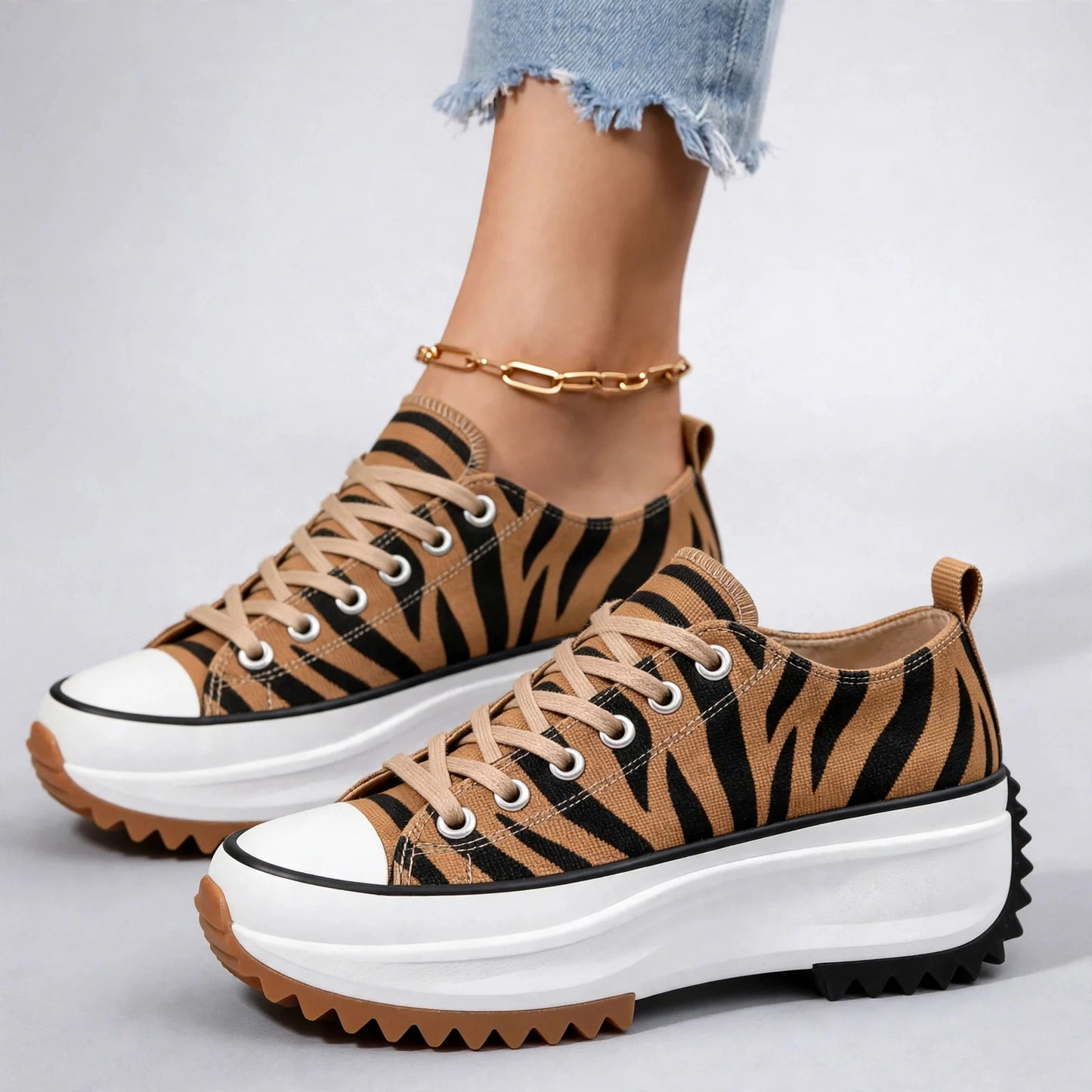 NOVA PLATFORM CANVAS SNEAKER